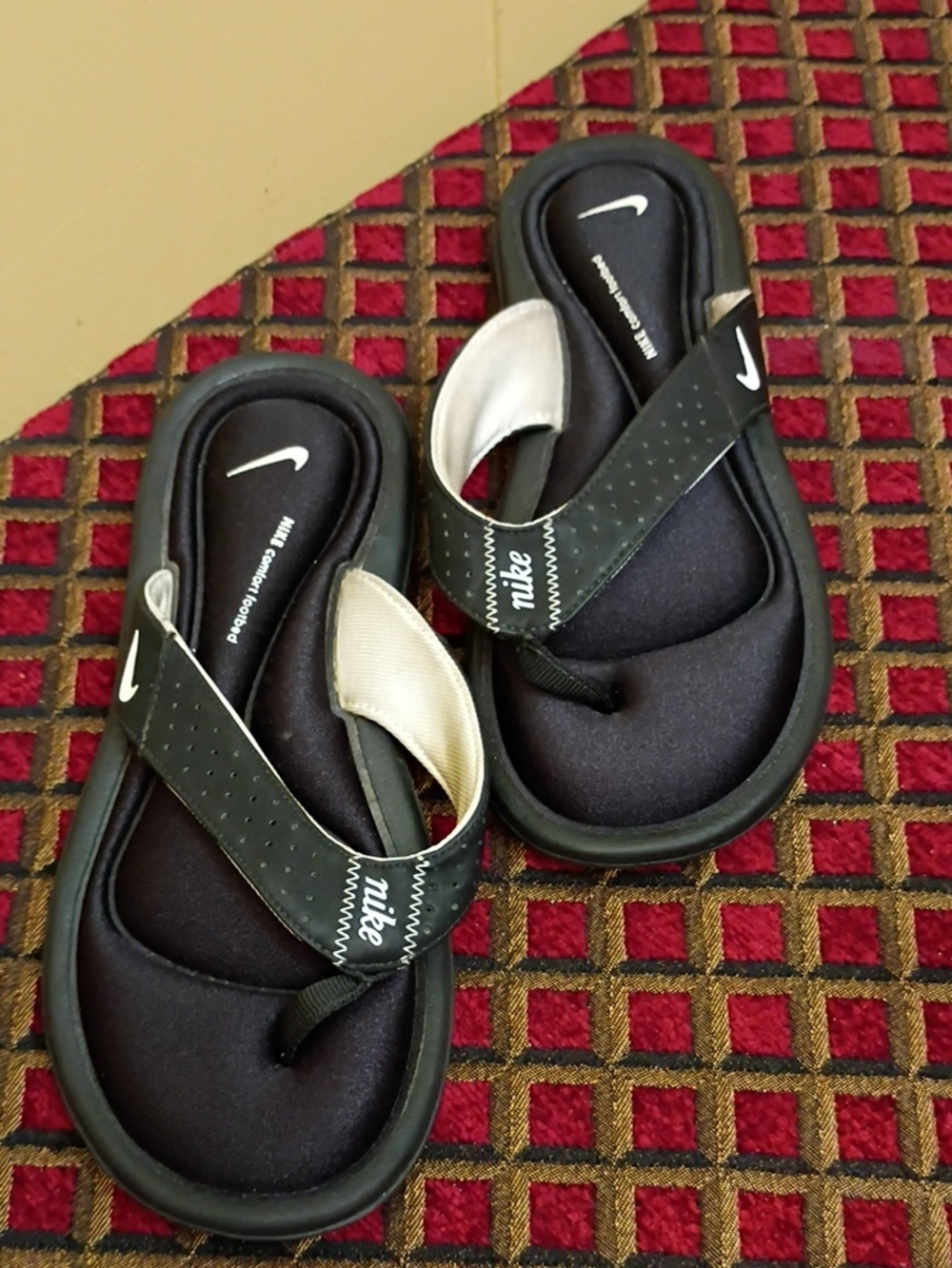 Nike Black and White Women’s Sporty Toe-Post Sandals